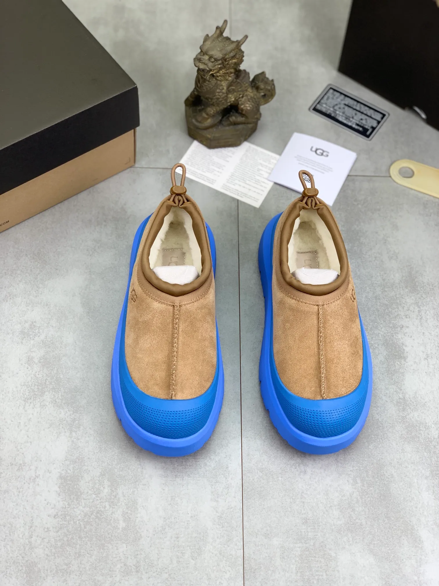 Men's Men's Shoes💰P460 New Couple Style👫 UGG Tasman Weather Hybrid One-second Snow Boots👢 Wang Yibo's same 👏 classic Tasman shoe model is added with a large orange sole, functional color contrast design, environmentally friendly waterproof and snowproof material, which is both fashionable and functional. At the same time, it is paired with the new UGG Keen furry color-blocking jacket. Bright orange and maroon collide to create a new light outdoor style and open up a new travel experience in early autumn! Using the best materials, the 17mm fur integrated surface is warmer and breathable, and the outsole is upgraded to a lightweight and wear-resistant light wing technology outsole! Size: 35-45 for men and women Official website color: 3⃣️ colors available